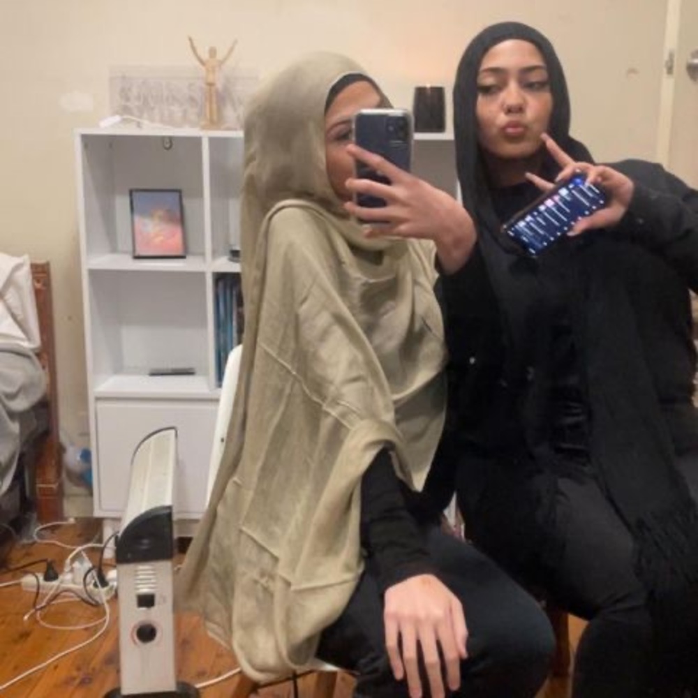 Meet your Posher, Dania